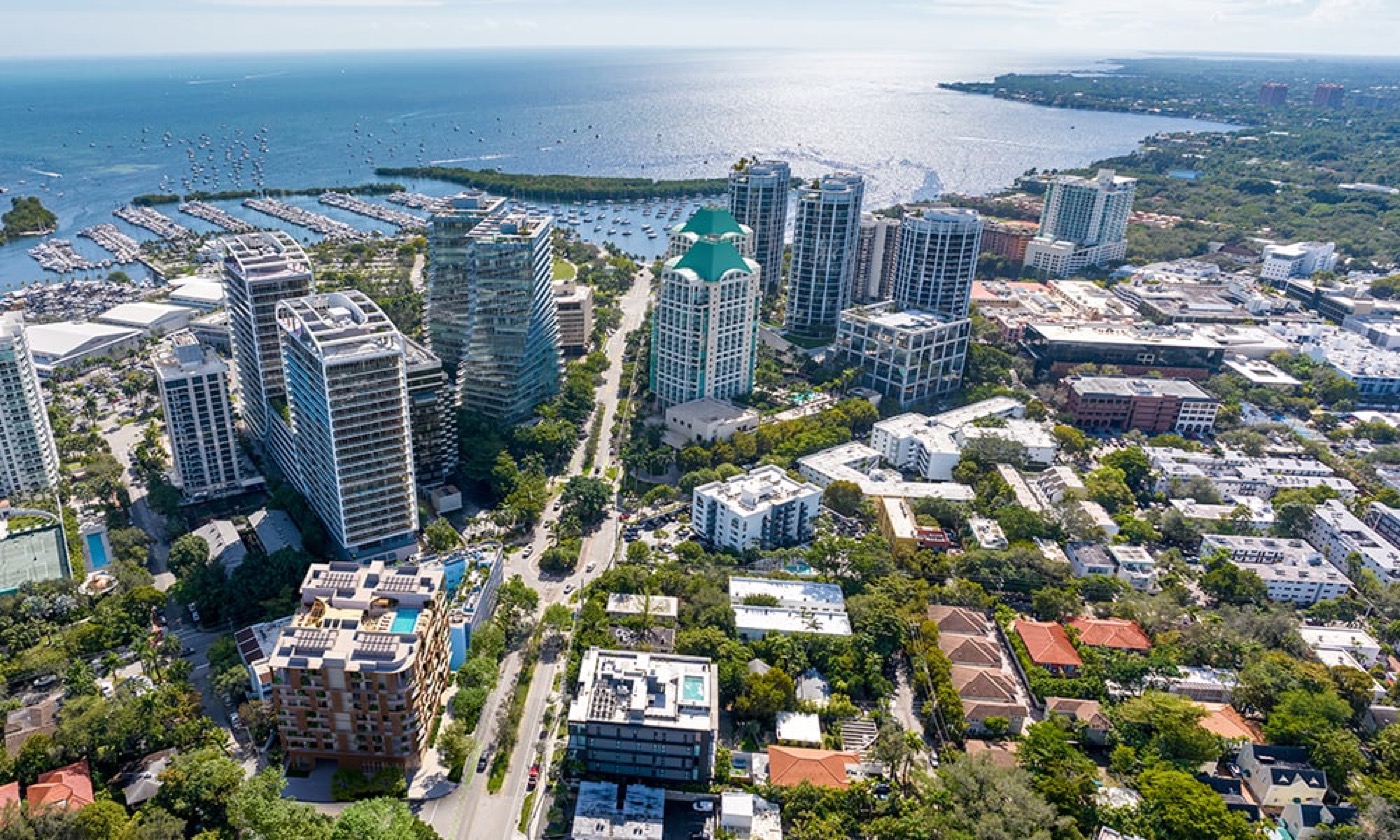 Render aéreo de The Lincoln Coconut Grove mostrando el condominio boutique de ocho pisos dentro del vecindario de Coconut Grove