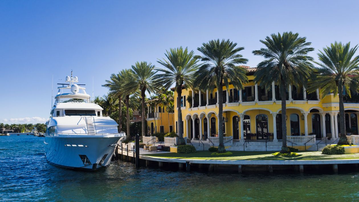 Waterfront luxury residence with a yacht moored alongside it in Fort Lauderdale, Broward County
