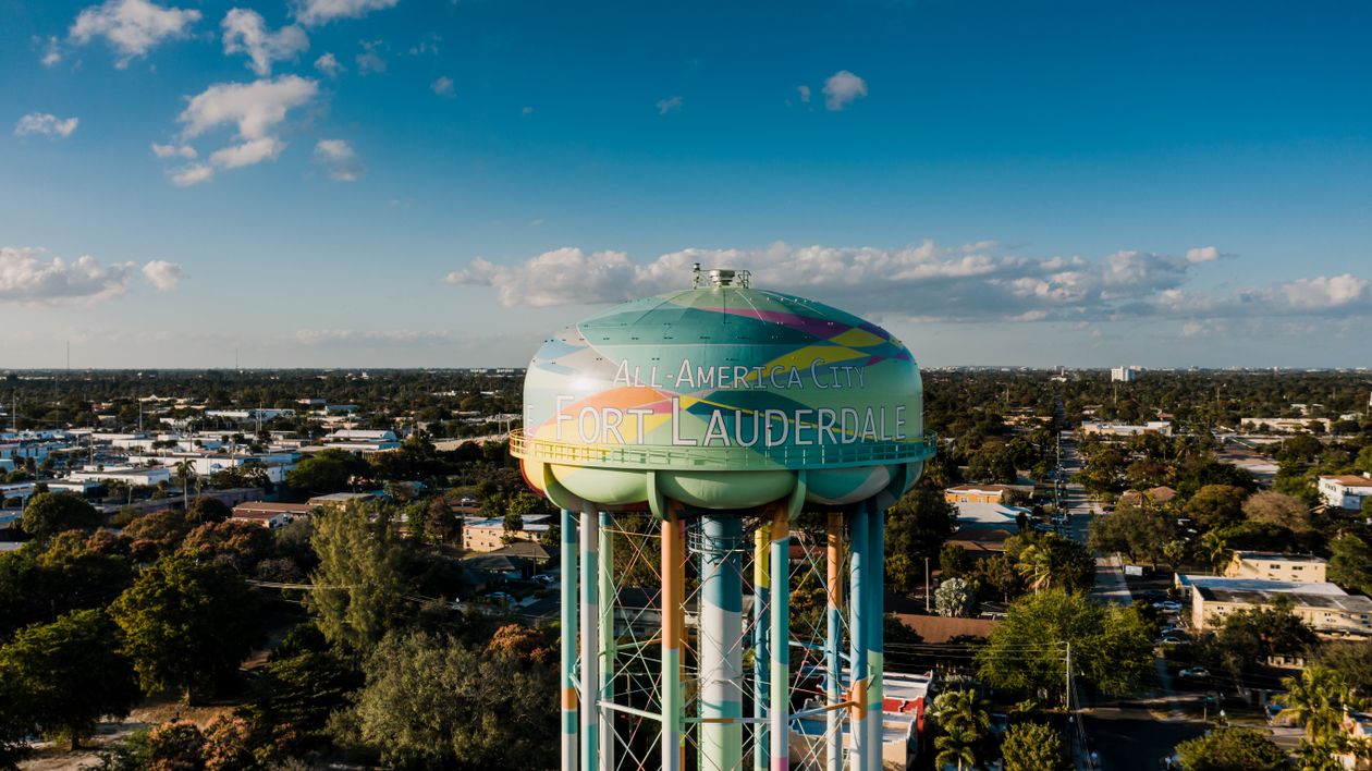 Fort Lauderdale municipal water tower above low-rise Broward County neighborhoods
